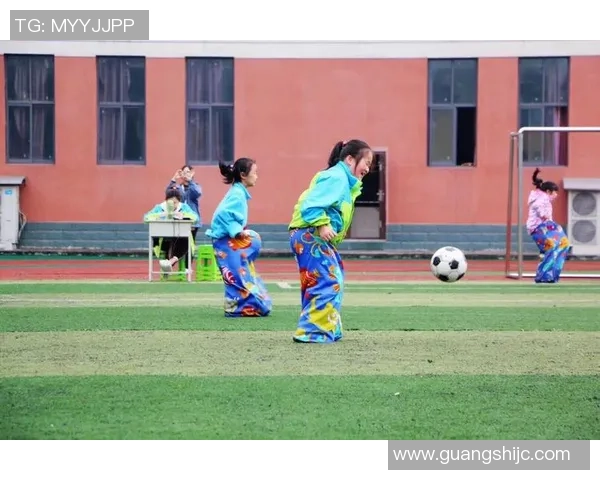 足球明星化身路人惊喜现身街头引发围观视频曝光趣味十足