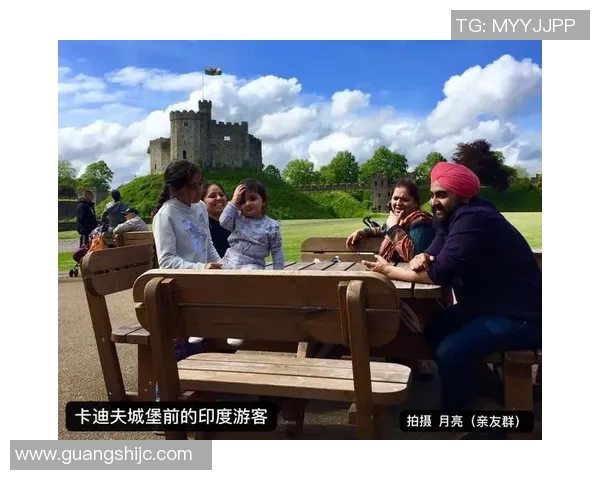 收到足球礼物的快乐时光与亲友共度的美好瞬间