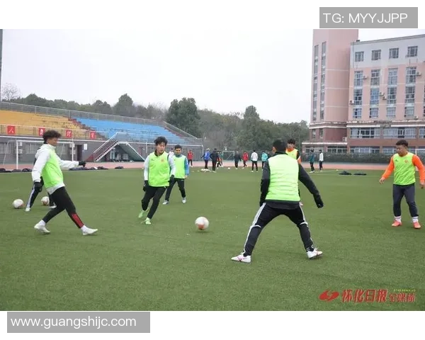 激烈对决在绿茵场上足球赛中的团队精神与个人魅力的完美结合