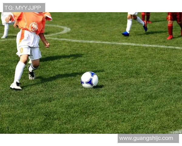 耐克足球图展现运动激情与团队精神的完美结合